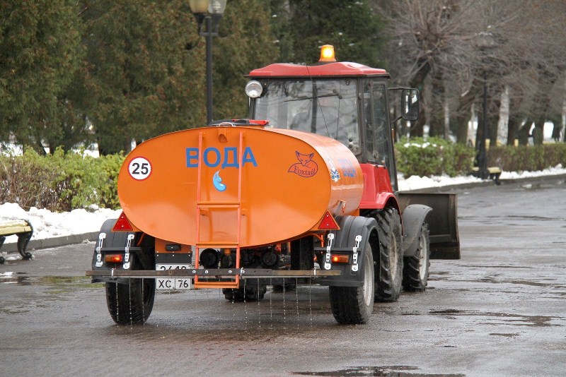 Улицы Рыбинска начали поливать особой минералкой